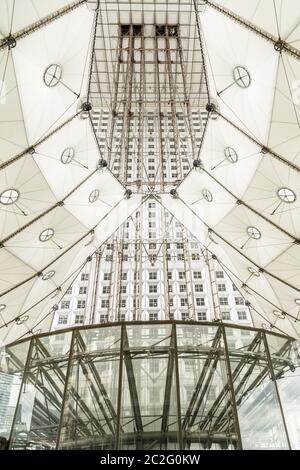 Paris, France, 30 mars 2017 : Grande Arche à la Défense avec des personnes non identifiées à Paris. Sa plus grande entreprise Europes distri Banque D'Images