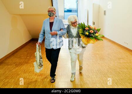 Kirchheimbolanden, Allemagne. 17 juin 2020. Lisel Heise (r), probablement la plus ancienne conseillère municipale d'Allemagne, est sortie de la salle de réunion de la Stadthalle après ses adieux lors d'une réunion du conseil municipal. Heise siège au conseil municipal de sa ville natale du Palatinat depuis juin 2019. La nouvelle du succès de l'élection de la dame âgée a fait le tour du monde. Elle abandonne maintenant son mandat pour des raisons d'âge. Credit: Uwe Anspach/dpa/Alamy Live News Banque D'Images