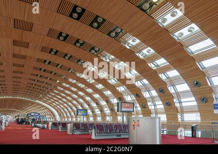 Paris, France, 1er avril 2017 : Hall de départ dans le terminal de l'aéroport international Roissy Charles de Gaulle, Paris, France Banque D'Images