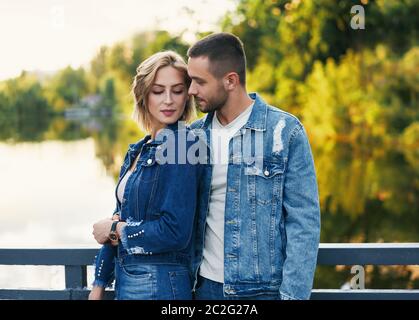 Jeune beau couple aimant posant sur la nature Banque D'Images