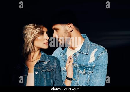 Portrait en gros plan de jeunes et de beaux couples portant un Jean denim Banque D'Images
