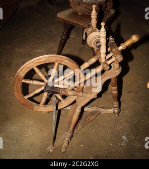 Vue sur une vieille roue en bois Banque D'Images