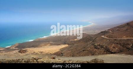 Vue aérienne de la belle et longue et large plage de Cofete sur l'île de Fuerteventura, Espagne. Banque D'Images