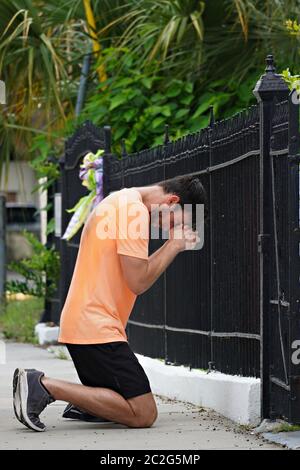 Charleston, États-Unis. 17 juin 2020. Un homme s'agenouille pour prier à l'église épiscopale méthodiste africaine mère Emanuel à l'occasion du 5e anniversaire de la fusillade de masse le 17 juin 2020 à Charleston, en Caroline du Sud. Neuf membres de l'église historique afro-américaine ont été abattus par un suprêmaciste blanc lors de l'étude de la bible le 17 juin 2015. Crédit : Richard Ellis/Alay Live News Banque D'Images