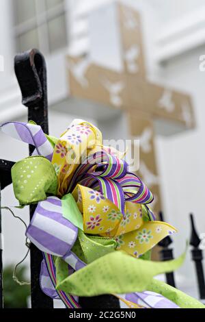 Charleston, États-Unis. 17 juin 2020. Un ruban d'arc attaché à la porte de l'église épiscopale méthodiste africaine mère Emanuel pour marquer le 5e anniversaire de la fusillade de masse le 17 juin 2020 à Charleston, Caroline du Sud. Neuf membres de l'église historique afro-américaine ont été abattus par un suprêmaciste blanc lors de l'étude de la bible le 17 juin 2015. Crédit : Richard Ellis/Alay Live News Banque D'Images