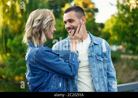 Jeune beau couple aimant posant sur la nature Banque D'Images