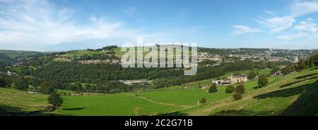 une longue vue panoramique sur la vallée de calder montrant le village de luddenden et la ville de sowerby pont avec bois environnant Banque D'Images