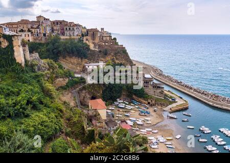 Vue aérienne de la ville de Pizzo Calabre avec petit bateau jetée à la plage Banque D'Images