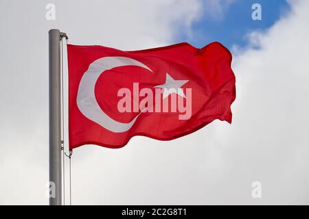 Le drapeau turc agite devant le ciel bleu Banque D'Images