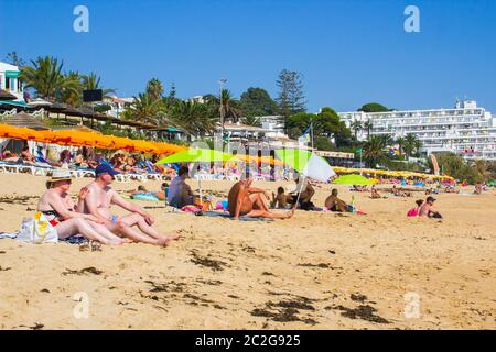 3 octobre 2018 UNE vue sur la plage d'Oura Praia à Albuferia Portugal sur l'Algarve avec ses hôtels chaises longues sable et vacanciers Banque D'Images