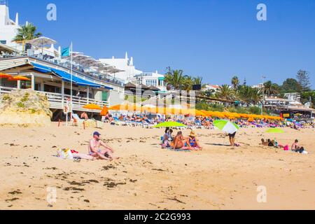 3 octobre 2018 UNE vue sur la plage d'Oura Praia à Albuferia Portugal sur l'Algarve avec ses hôtels chaises longues sable et vacanciers Banque D'Images