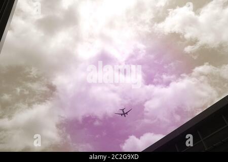 Silhouette avion dans le beau ciel Banque D'Images