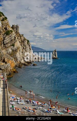 Yalta, Crimée - 15 septembre 2013 : plage et vacanciers au pied du château Swallow's Nest dans la baie d'ai-Todor. Banque D'Images