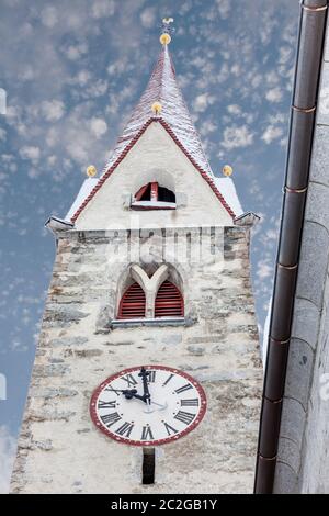 Église de Riva di Tures de neige, le Tyrol du Sud, Italie Banque D'Images