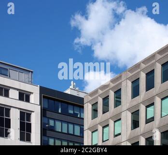 vue en angle d'un groupe de bureaux modernes contre un ciel bleu avec des nuages Banque D'Images