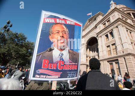 Austin Texas Etats-Unis, 18 janvier 2016: Le soutien de Ben Carson, un candidat à la nomination présidentielle républicaine, tient un panneau de campagne lors d'un rassemblement au Capitole de l'État célébrant la fête de Martin Luther King Jr. ©Bob Daemmrich Banque D'Images