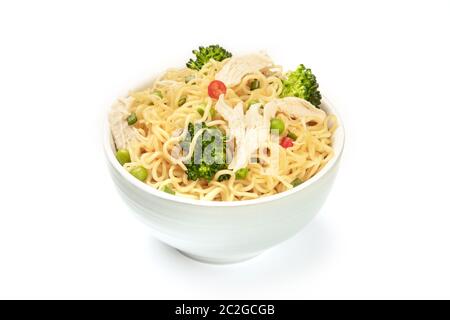 Un bol de nouilles soba aux légumes et viande de poulet sur un fond blanc Banque D'Images