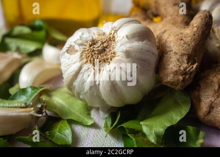 Vue de l'ingrédient couramment utilisé (ail, gingembre et feuilles de curry) dans la cuisine sud indienne. Aliments qui contribuent à stimuler l'immunité de manière naturelle. Banque D'Images