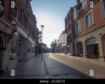 Une rue déserte dans le centre d'Ipswich pendant le confinement de Covid-19 en Angleterre Banque D'Images