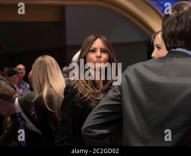 Des Moines Iowa États-Unis, 28 janvier 2016: L'épouse de Donald Trump Melania Trump dans le public tandis que son mari rassemble une foule d'anciens combattants à l'Université Drake lors de sa campagne pour la nomination présidentielle républicaine. Bob Daemmrich Banque D'Images