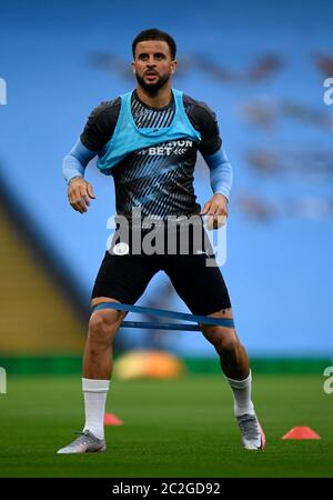 Kyle Walker de Manchester City se réchauffe lors du match de la Premier League au Etihad Stadium de Manchester. Banque D'Images