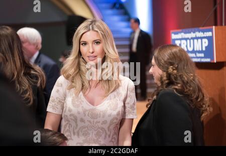 Des Moines Iowa États-Unis, 28 janvier 2016: Ivanka Trump, fille de Donald Trump, dans l'audience tandis que son père rassemble une foule d'anciens combattants à l'Université Drake pendant sa campagne pour la nomination présidentielle républicaine. © Bob Daemmrich Banque D'Images