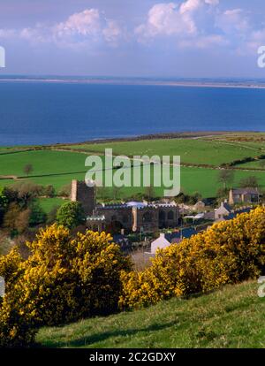 Découvrez l'église St Beuno et sa chapelle séparée du C16e sanctuaire (Bedd Beuno, S de la tour) à Clynnog Fawr, nr Caernarfon, pays de Galles, Royaume-Uni. Pèlerinage de Bardsey. Banque D'Images