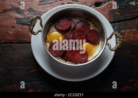 Saucisse turque (sucuk) et d'oeufs isolé sur table en bois rustique Banque D'Images