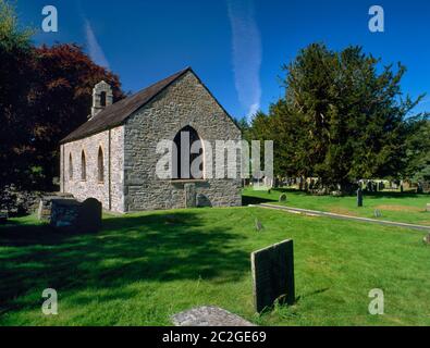 Découvrez le nord-ouest de l'église St Mary et la tombe du poète gallois Dafydd ap Gwilym (1320-80) marqué par un ancien arbre à if arrière R, juste au nord de Strata Florida Abbey. Banque D'Images