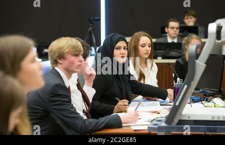 San Marcos, Texas États-Unis, 27 février 2016: Les étudiants de l'école secondaire de Dripping Springs posent comme avocats de la défense lorsqu'ils participent à un procès fictif dans une salle d'audience de comté. Le procès de deux heures a dramatisé l'action judiciaire liée à une relation toxique entre un jeune couple non marié. © Bob Daemmrich Banque D'Images