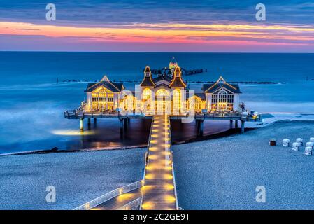 Jetée de la mer avec restaurant avant le lever du soleil sur l'île de Rügen, Allemagne Banque D'Images