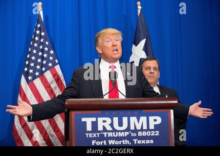 Fort Worth , Texas - 26 février 2016 : Donald Trump, l'un des principaux candidats à l'élection présidentielle républicaine, obtient le soutien de l'ancien candidat du New Jersey Gov. Chris Christie lors d'un rassemblement au centre des congrès de fort Worth. Le Texas est le grand prix du prochain Super Tuesday Primary sur 2 mars. ©Bob Daemmrich Banque D'Images
