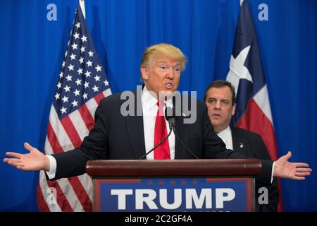 Fort Worth , Texas - 26 février 2016 : Donald Trump, l'un des principaux candidats à l'élection présidentielle républicaine, obtient le soutien de l'ancien candidat du New Jersey Gov. Chris Christie lors d'un rassemblement au centre des congrès de fort Worth. Le Texas est le grand prix du prochain Super Tuesday Primary sur 2 mars. ©Bob Daemmrich Banque D'Images