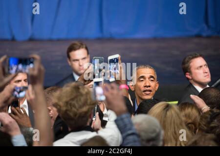 Austin, Texas États-Unis, 11 mars 2016 : États-Unis Le président Barack Obama entre dans le public après avoir prononcé un discours d'ouverture lors de la conférence numérique South by Southwest. ©Bob Daemmrich Banque D'Images