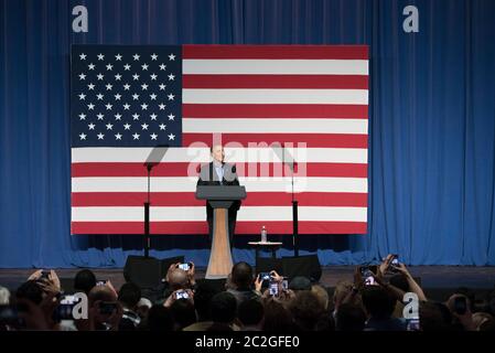 Austin, Texas États-Unis, 11 mars 2016: Les membres de l'auditoire utilisent leur téléphone cellulaire pour prendre des photos des États-Unis Le président Barack Obama en parlant des succès de son administration lors d'un processus de collecte de fonds du Comité national démocratique. ©Bob Daemmrich Banque D'Images