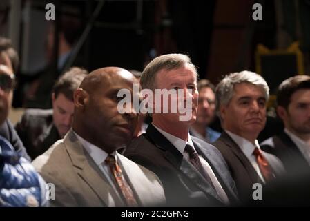 Austin, Texas États-Unis, 11 mars 2016: Parmi les VIP à l'écoute des États-Unis Le président Barack Obama prononce un discours d’ouverture à la conférence numérique South by Southwest sont (de gauche à droite) Charlie Strong, entraîneur en chef du football de l’Université du Texas, William McRaven, chancelier du système de l’Université du Texas, et Steve Adler, maire d’Austin. ©Bob Daemmrich Banque D'Images