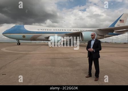 Austin, Texas États-Unis, 11 mars 2016: Un agent du service secret garde la montre sur le tarmac que l'Air Force One, le jet transportant le président des États-Unis Barack Obama, atterrit à l'aéroport d'Austin. ©Bob Daemmrich Banque D'Images