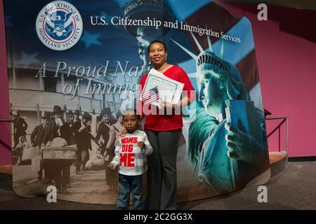 San Antonio Texas USA, 25 mars 2016: Nouveau citoyen des États-Unis pose avec certificat de citoyenneté après avoir prêté serment à une cérémonie de naturalisation à l'Institut des cultures texanes à HemisFair Plaza. ©Bob Daemmrich Banque D'Images