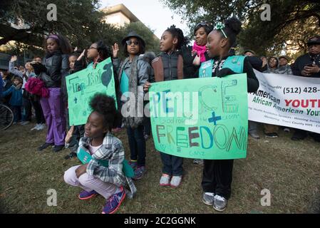 Austin, Texas États-Unis 18 janvier 2016: Les scouts de filles noires tiennent des pancartes faites main rendant hommage à Martin Luther King lors du rassemblement de la Journée de la MLK au Capitole du Texas. ©Bob Daemmrich Banque D'Images