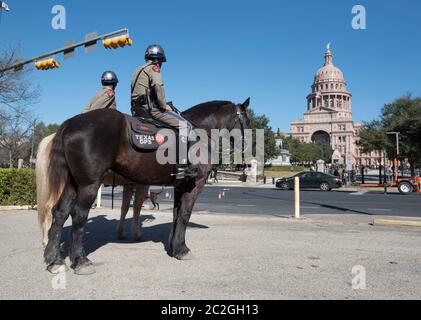 Austin, Texas États-Unis 18 janvier 2016 : des officiers du département de la sécurité publique du Texas patrouillent à cheval près du capitole du Texas. ©Bob Daemmrich Banque D'Images