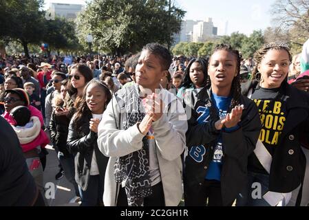 Austin, Texas États-Unis, 18 janvier, 2016Peole de tous âges, marche de l'Université du Texas au Capitole du Texas lors d'un rallye de la journée Martin Luther King. ©Bob Daemmrich Banque D'Images