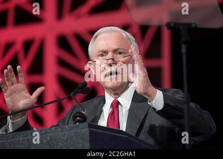 Dallas Texas USA, 14 mai 2016: Le sénateur américain Jeff sessions parle au nom de Donald Trump, un candidat à la nomination présidentielle républicaine, au congrès du Parti républicain du Texas. ©Bob Daemmrich Banque D'Images