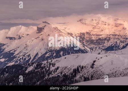 En fin d'après-midi le soleil brille à travers les nuages. Panorama des Alpes à Flaine, Grand Massif, France Banque D'Images