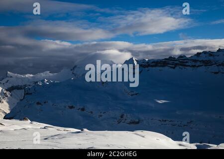 Panorama avec ciel dramatique, dans les Alpes, Flaine Grand Massif, France Banque D'Images