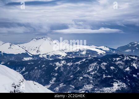 Panorama avec ciel dramatique, dans les Alpes, Flaine Grand Massif, France Banque D'Images