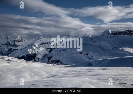 Panorama avec ciel dramatique, dans les Alpes, Flaine Grand Massif, France Banque D'Images