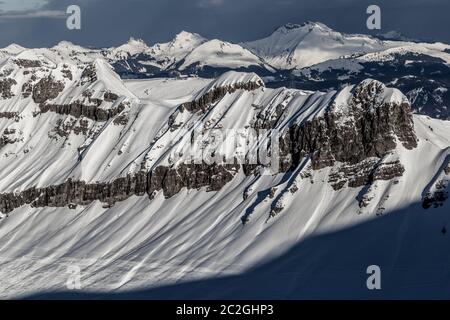 Panorama avec ciel dramatique, dans les Alpes, Flaine Grand Massif, France Banque D'Images