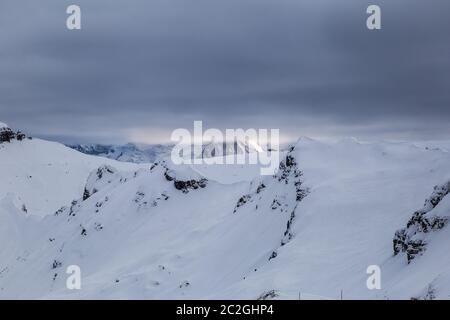 Panorama avec ciel dramatique, dans les Alpes, Flaine Grand Massif, France Banque D'Images