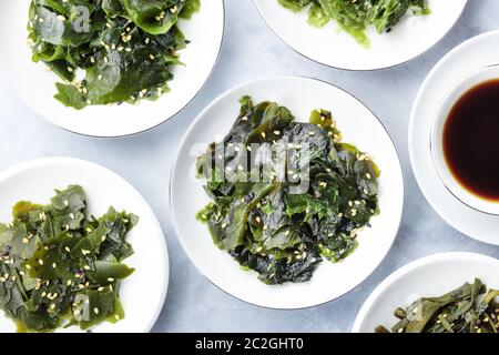 Diverses algues cuites, légumes de la mer, tourné par le haut avec une sauce et de graines de sésame Banque D'Images
