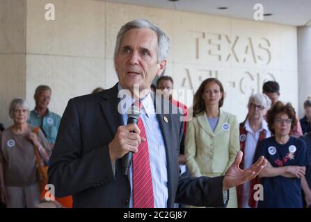 Austin Texas Etats-Unis, 29 juin 2016: Le congressiste texan Lloyd Doggett s'exprime lors d'un petit rassemblement contre la violence par armes à feu devant le siège social de l'AFL-CIO, où des victimes de violence par armes à feu ont été victimes. ©Bob Daemmrich Banque D'Images